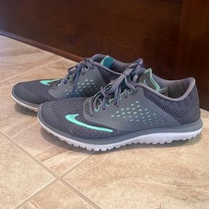 Women’s Nike tennis shoes size 8